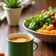 따뜻한 생강차와 신선한 비타민 C가 풍부한 샐러드